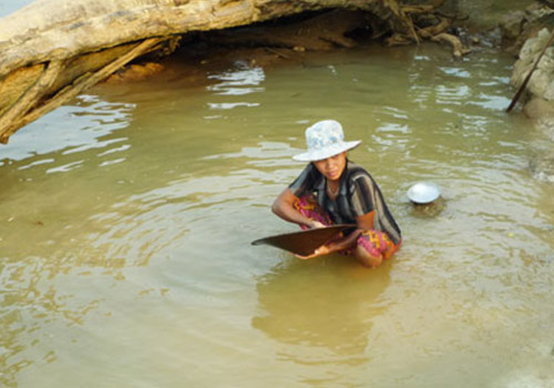 老撾、柬埔寨女子 淘洗砂金
